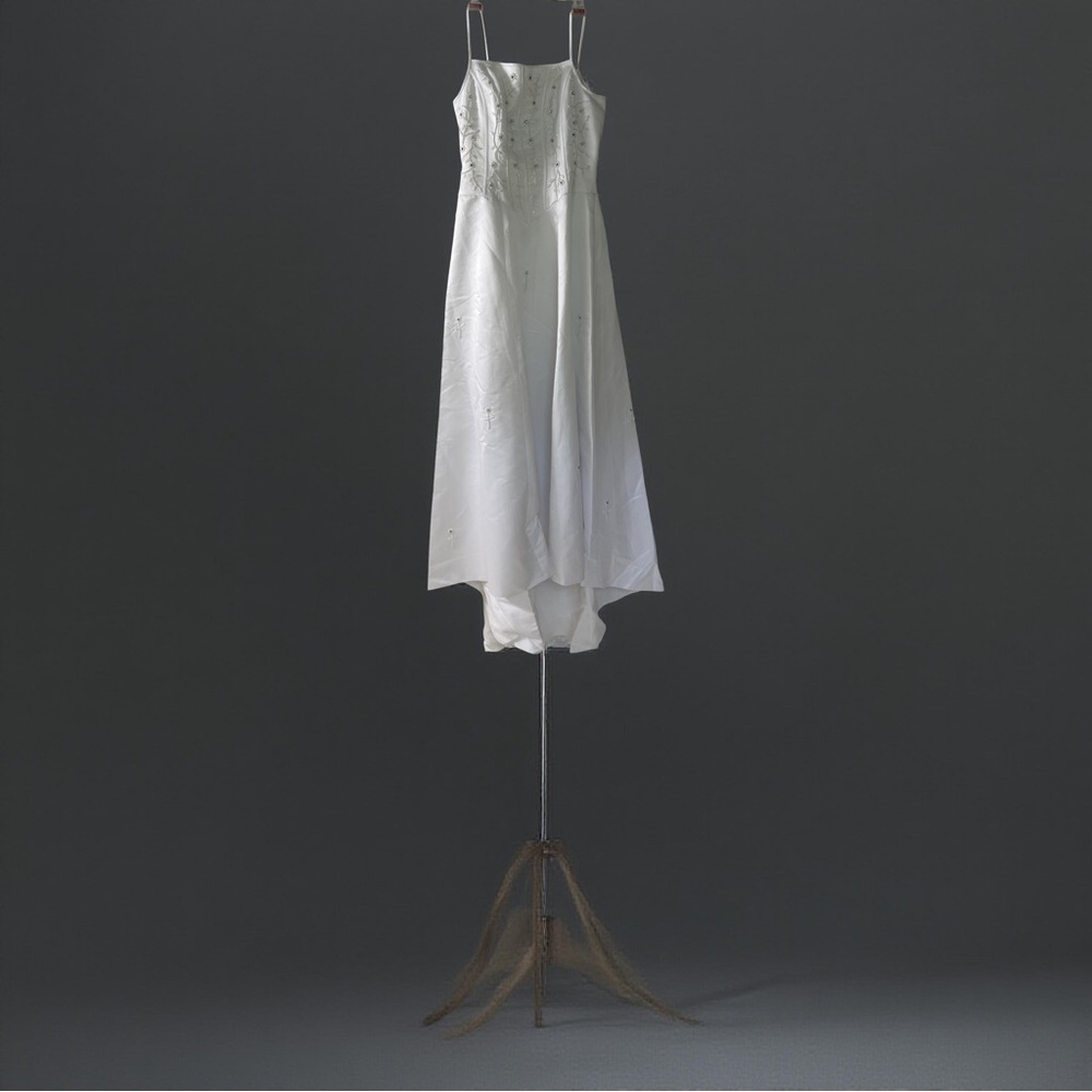 Elegant White Sleeveless Wedding Dress, NWOT, Size 12, 001
